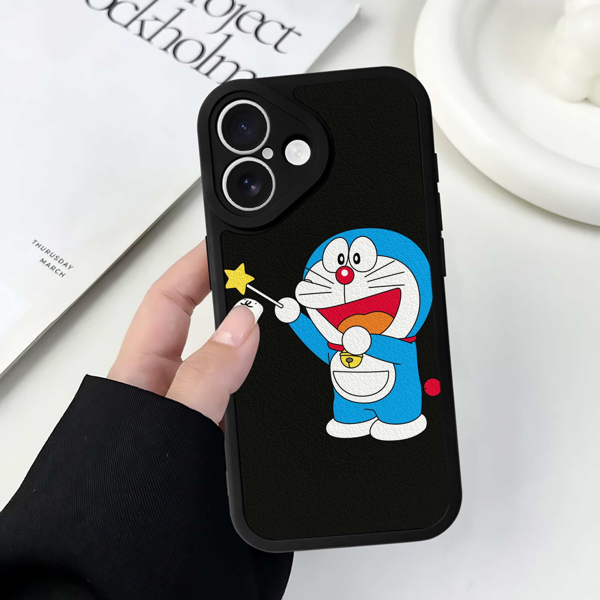 （画像用） ドラえもん Doraemon 【iPhone 16シリーズ対応】シリコンスマホケース（レザー調） 材質：シリコン